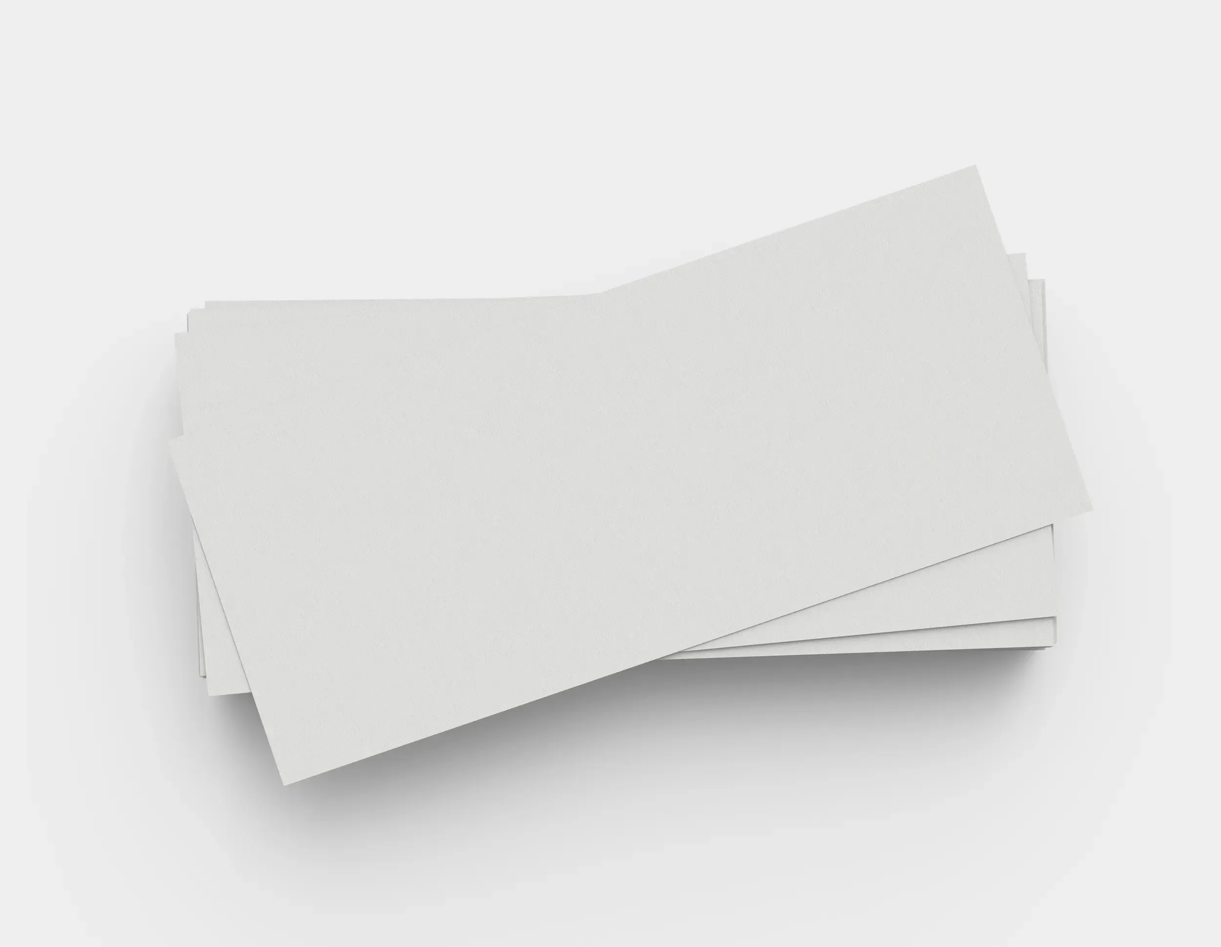 Białe bilety drukowane ułożone w stosie na jasnym tle, prezentujące wysokiej jakości papier przeznaczony do druku biletów na wydarzenia, koncerty i imprezy.