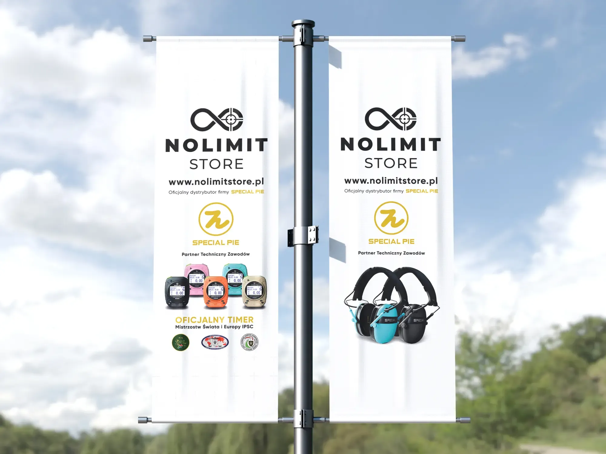 Flagi reklamowe dwustronne na słupie z nadrukiem reklamowym sklepu NOLIMIT STORE. Na pionowych flagach widoczne są logo firmy, adres strony internetowej oraz grafiki produktów. System montażu na słupie zapewnia dobrą widoczność reklamy z obu kierunków.