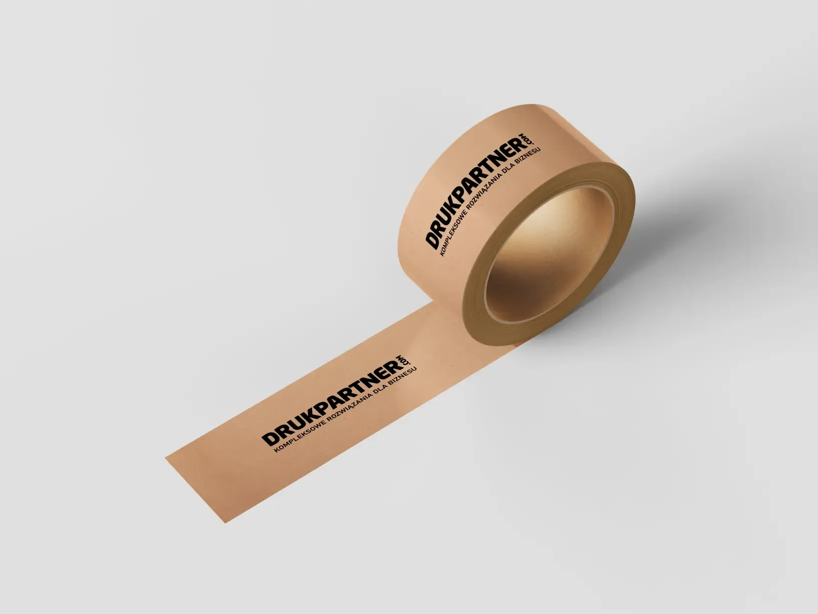 Taśma papierowa kraft z nadrukiem logo firmowego, ekologiczna taśma pakowa do zaklejania kartonów i przesyłek, wykorzystywana w e-commerce, logistyce oraz budowaniu rozpoznawalności marki podczas wysyłki zamówień.