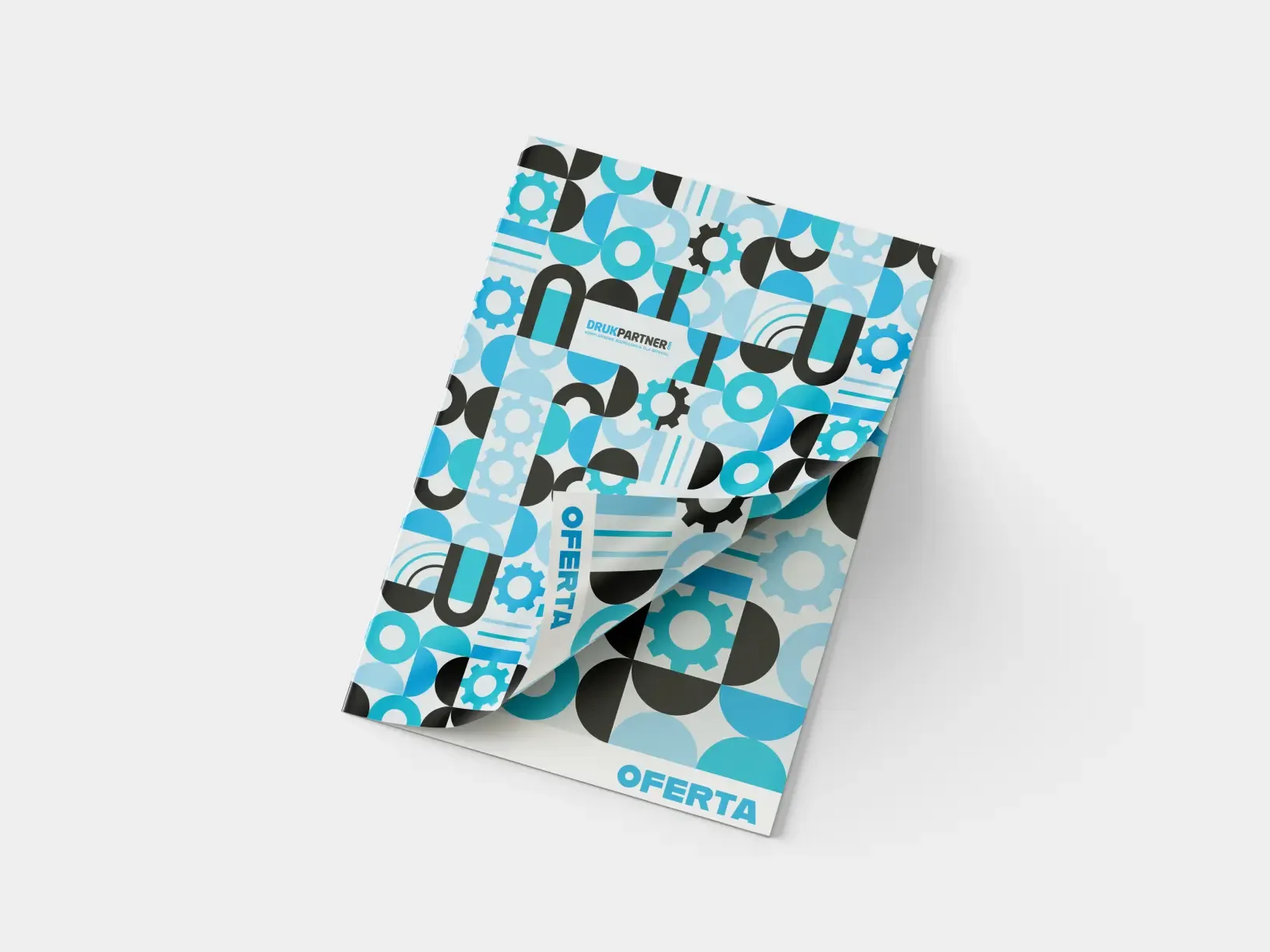 Gazetka reklamowa składana z kolorowym nadrukiem i częściowo odchylonym rogiem, prezentująca projekt okładki oraz wnętrze materiału. Mockup na jasnym tle podkreśla jakość druku i funkcjonalność składanej formy.